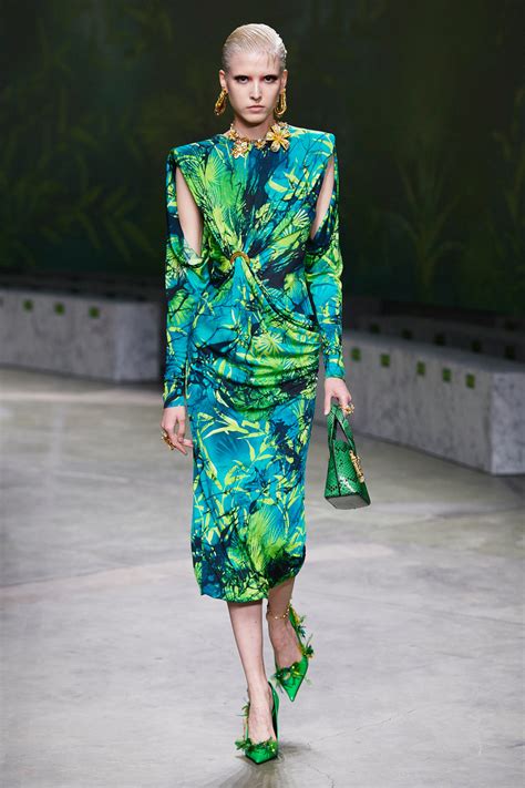 versace 2020 collection|VERSACE SPRING SUMMER 2020 WOMEN’S COLLECTION .